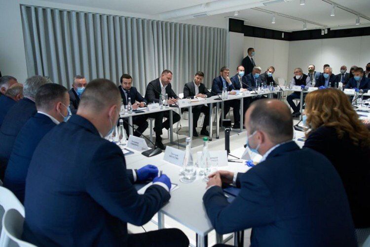 Нардепи заявили про незаконний тиск Зеленського на банк