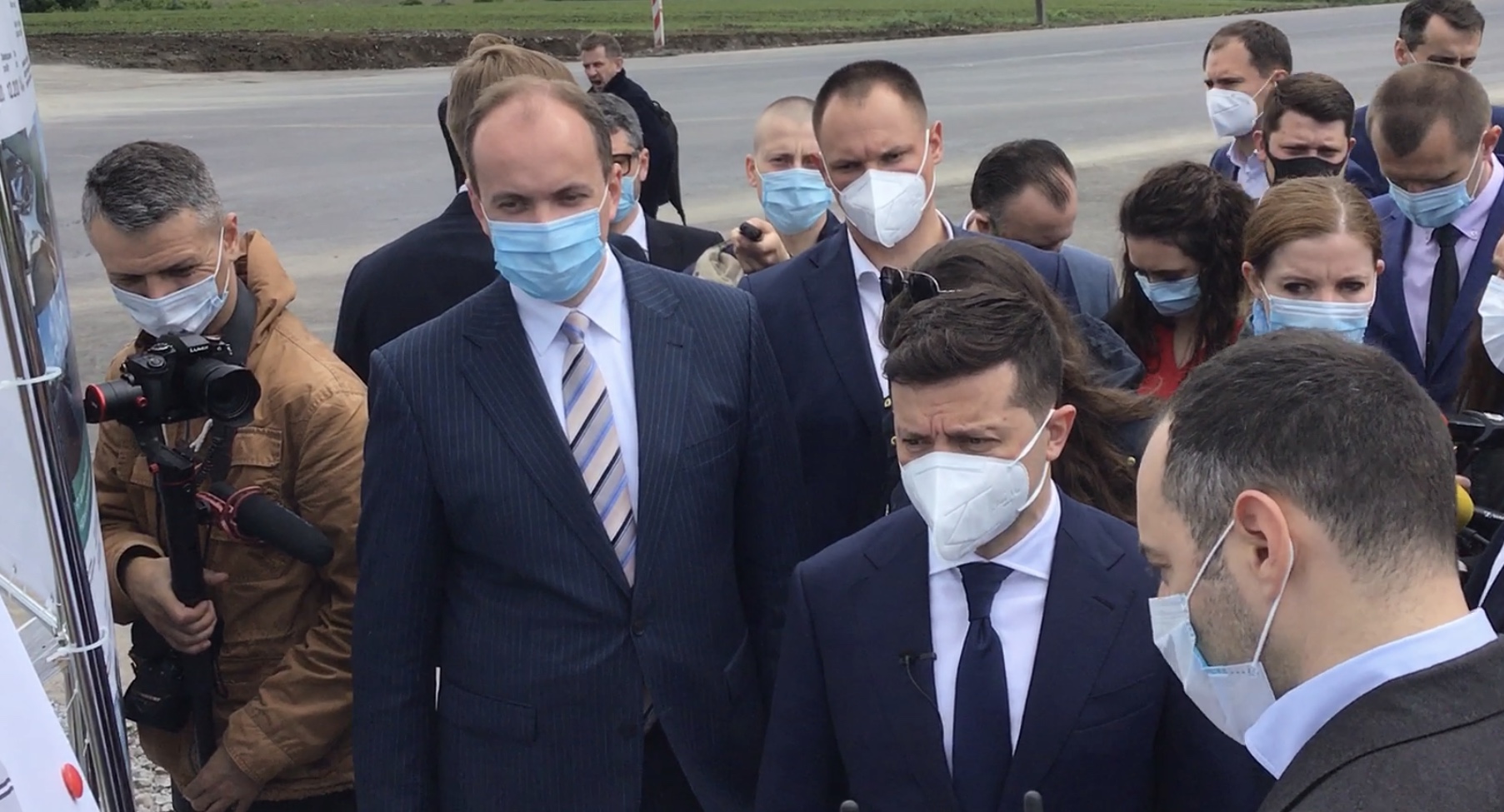 “НАВІЩО БУДУВАТИ САДОЧОК, ЯКЩО ТУДИ НЕМА ДОРОГИ?” – ЗЕЛЕНСЬКИЙ
