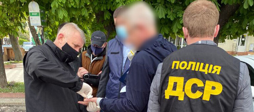 ЧИНОВНИКА ХМЕЛЬНИЦЬКОЇ ОДА ВЗЯЛИ ПІД ВАРТУ ТА ВІДСТОРОНИЛИ ВІД ПОСАДИ