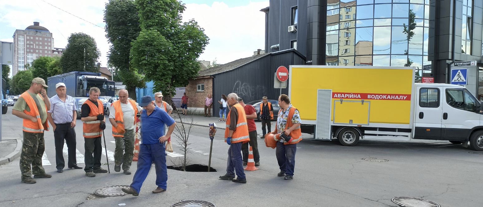 У ЦЕНТРІ ХМЕЛЬНИЦЬКОГО ПРОВАЛИВСЯ АСФАЛЬТ У ЦЕНТРІ ХМЕЛЬНИЦЬКОГО ПРОВАЛИВСЯ АСФАЛЬТ
