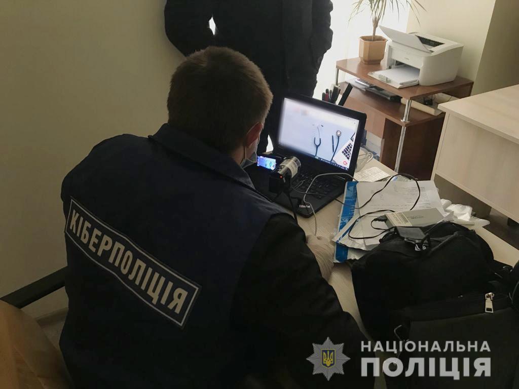 НА ХМЕЛЬНИЧЧИНІ ВИКРИТО ОНЛАЙН-АПТЕКИ, ЯКІ ПРОДАВАЛИ ФАЛЬСИФІКОВАНІ ТА ЗАБОРОНЕНІ ЛІКИ (ВІДЕО)
