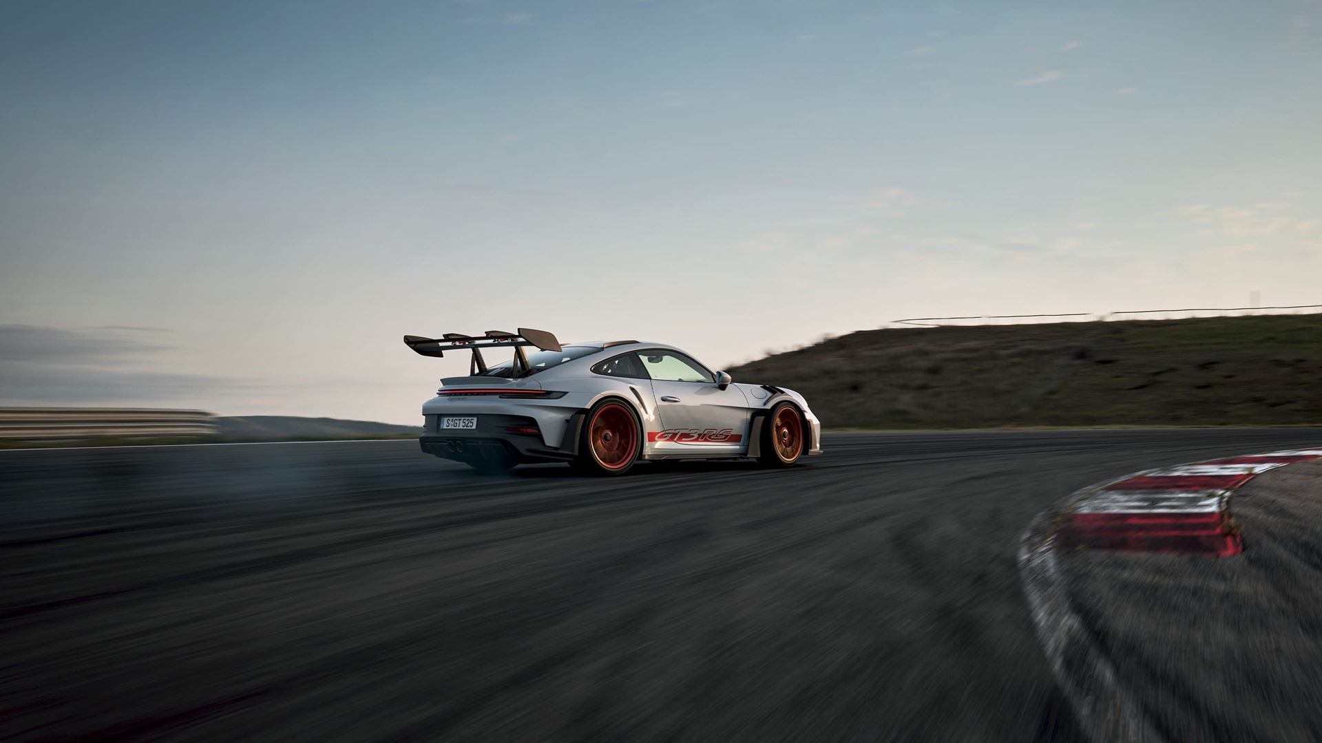 Porsche 911 GT3 RS: характеристики, які створені для максимального результату