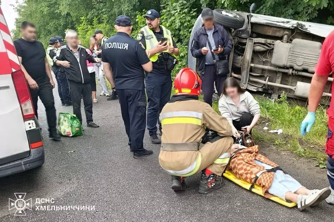 АВТОБУС ІЗ 14-МА ПАСАЖИРАМИ ПЕРЕКИНУВСЯ НА ХМЕЛЬНИЧЧИНІ: Є ТРАВМОВАНІ