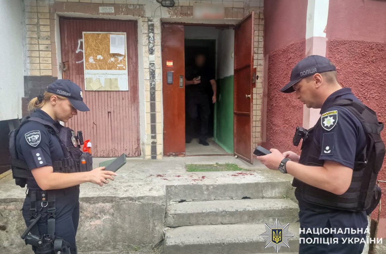 Під час перевірки документів у Хмельницькому поранено поліцейського (ОНОВЛЕНО) Під час перевірки документів у Хмельницькому поранено поліцейського (ОНОВЛЕНО)