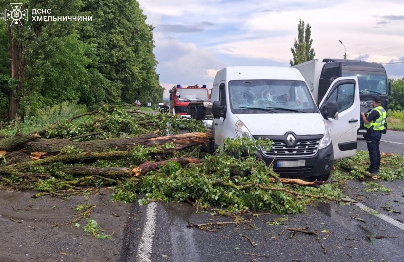 Хмельницькі рятувальники ліквідували наслідки негоди Хмельницькі рятувальники ліквідували наслідки негоди