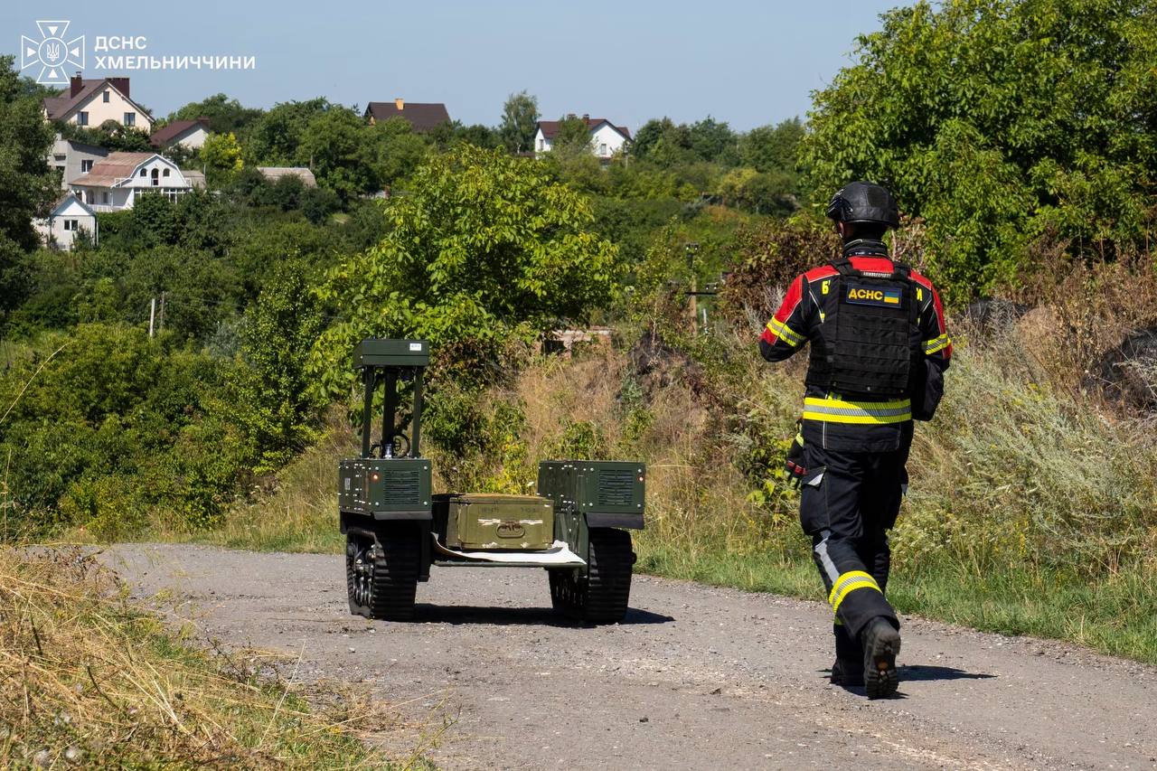 Після вибуху на полігоні в Хмельницькому вилучають боєприпаси, пошуки 5 зниклих військових тривають (ФОТО, ВІДЕО) Після вибуху на полігоні в Хмельницькому вилучають боєприпаси, пошуки 5 зниклих військових тривають (ФОТО, ВІДЕО)