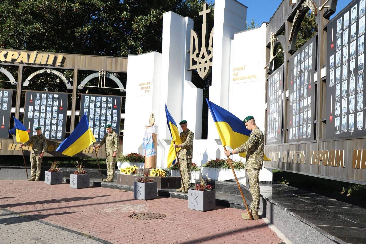 День пам’яті загиблих захисників та захисниць: заходи вшанування на Хмельниччині День пам’яті загиблих захисників та захисниць: заходи вшанування на Хмельниччині