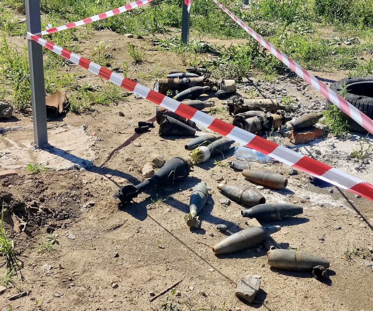 Після вибухів на полігоні у Хмельницькому вилучили майже 800 небезпечних предметів Після вибухів на полігоні у Хмельницькому вилучили майже 800 небезпечних предметів