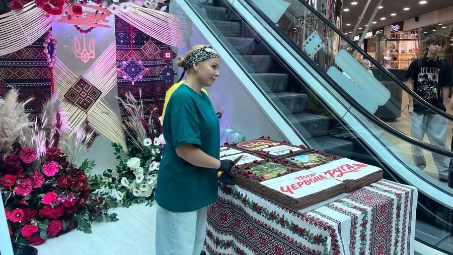 Рекордним тортом «Єднання» пригощали у Хмельницькому
