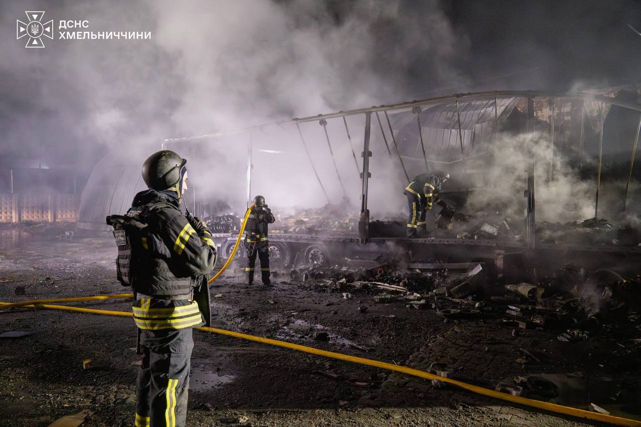 Подвійна ворожа атака Хмельниччини: рятувальники показали наслідки Подвійна ворожа атака Хмельниччини: рятувальники показали наслідки