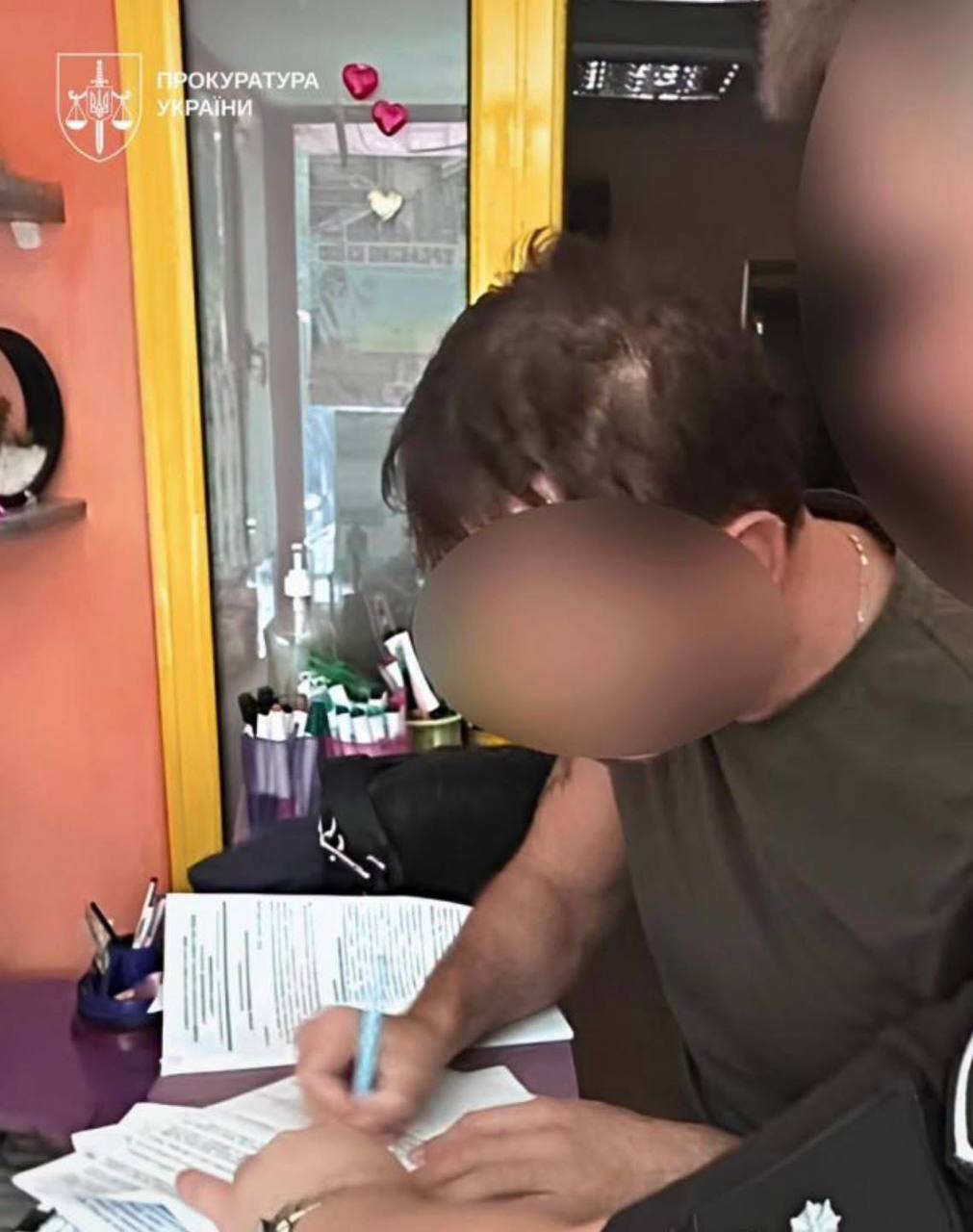 Два роки тюрми і ₴100 тисяч донату на ЗСУ: директора мовної школи в Хмельницькому засудили за зберігання дитячої порнографії Два роки тюрми і ₴100 тисяч донату на ЗСУ: директора мовної школи в Хмельницькому засудили за зберігання дитячої порнографії