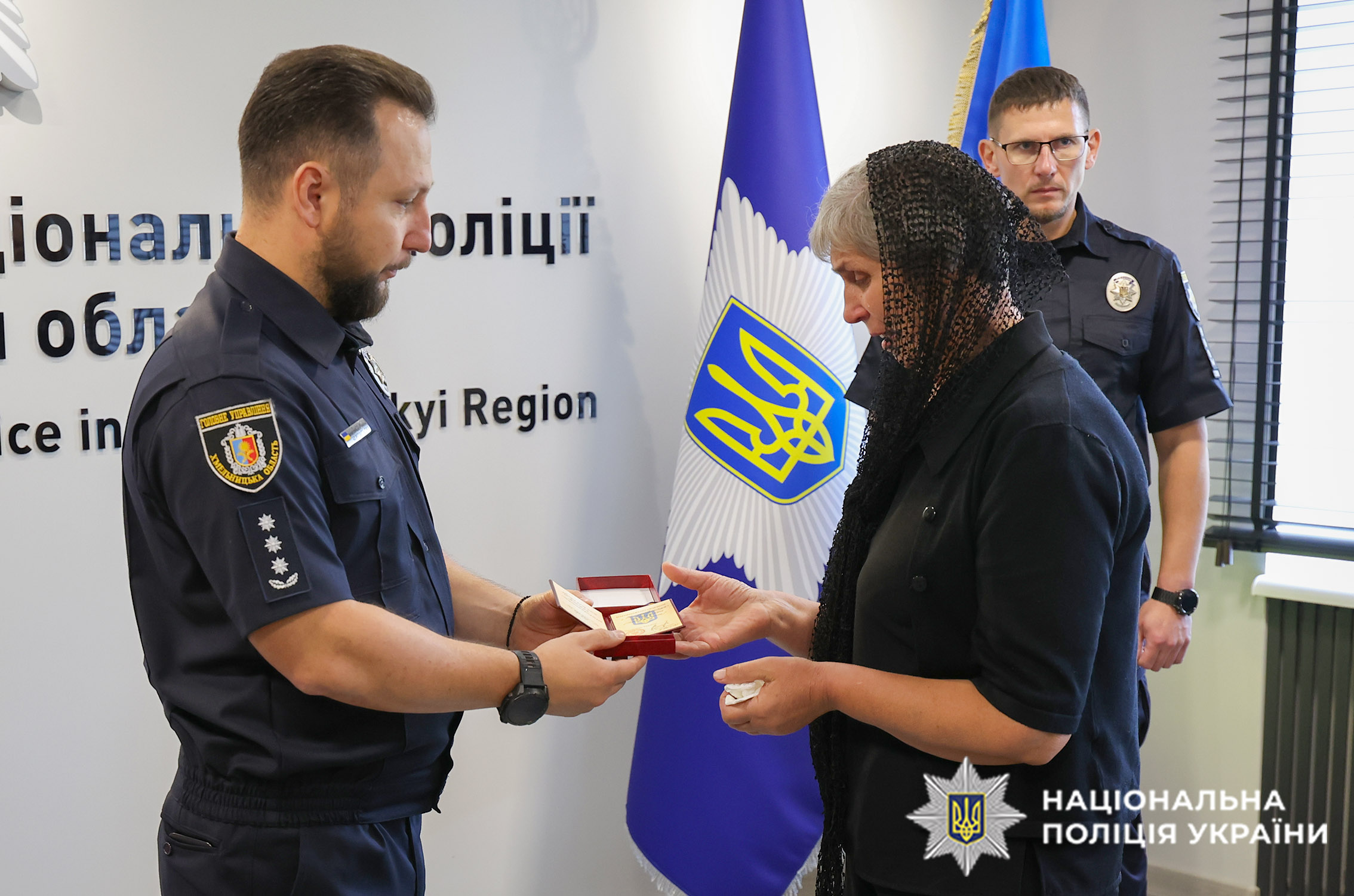 Матір загиблого на війні поліцейського з Хмельниччини отримала орден сина Матір загиблого на війні поліцейського з Хмельниччини отримала орден сина