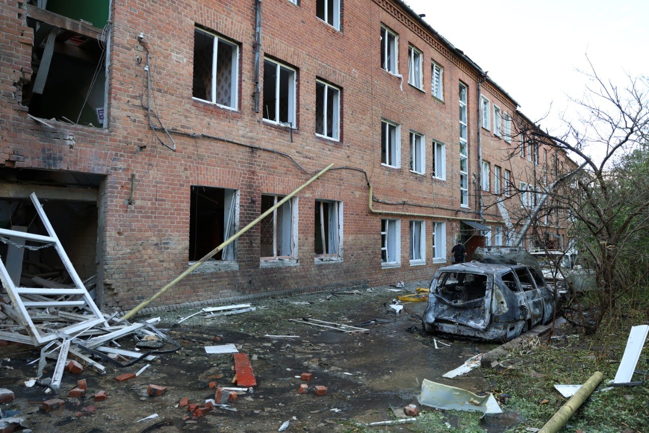 Постраждали 7 людей, зруйновано будинок, пошкоджене підприємство: наслідки атаки на Хмельниччині (ФОТО)