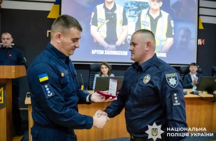 Двох поліцейських Хмельниччини відзначили нагрудними знаками «Герой-рятівник»