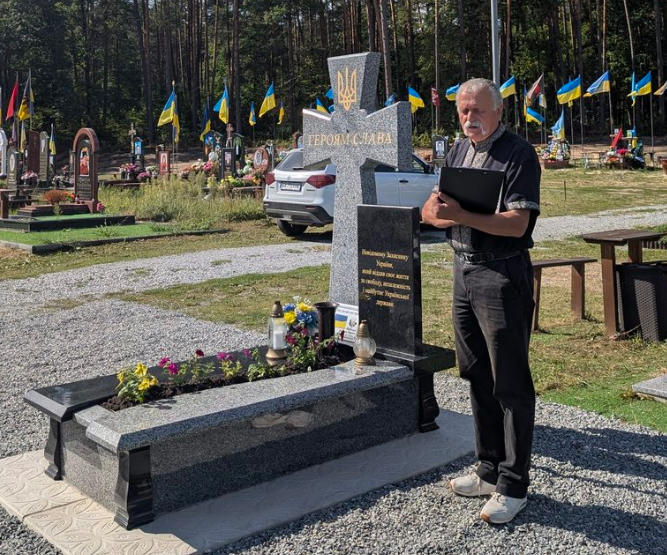 Могила невідомого захисника на Хмельниччині поєднала долі двох родин Могила невідомого захисника на Хмельниччині поєднала долі двох родин